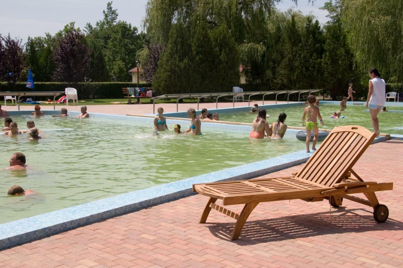 Dávod Hotel Fortuna מראה חיצוני תמונה