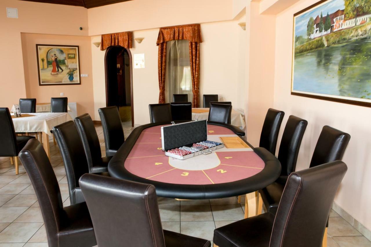 Dávod Hotel Fortuna מראה חיצוני תמונה