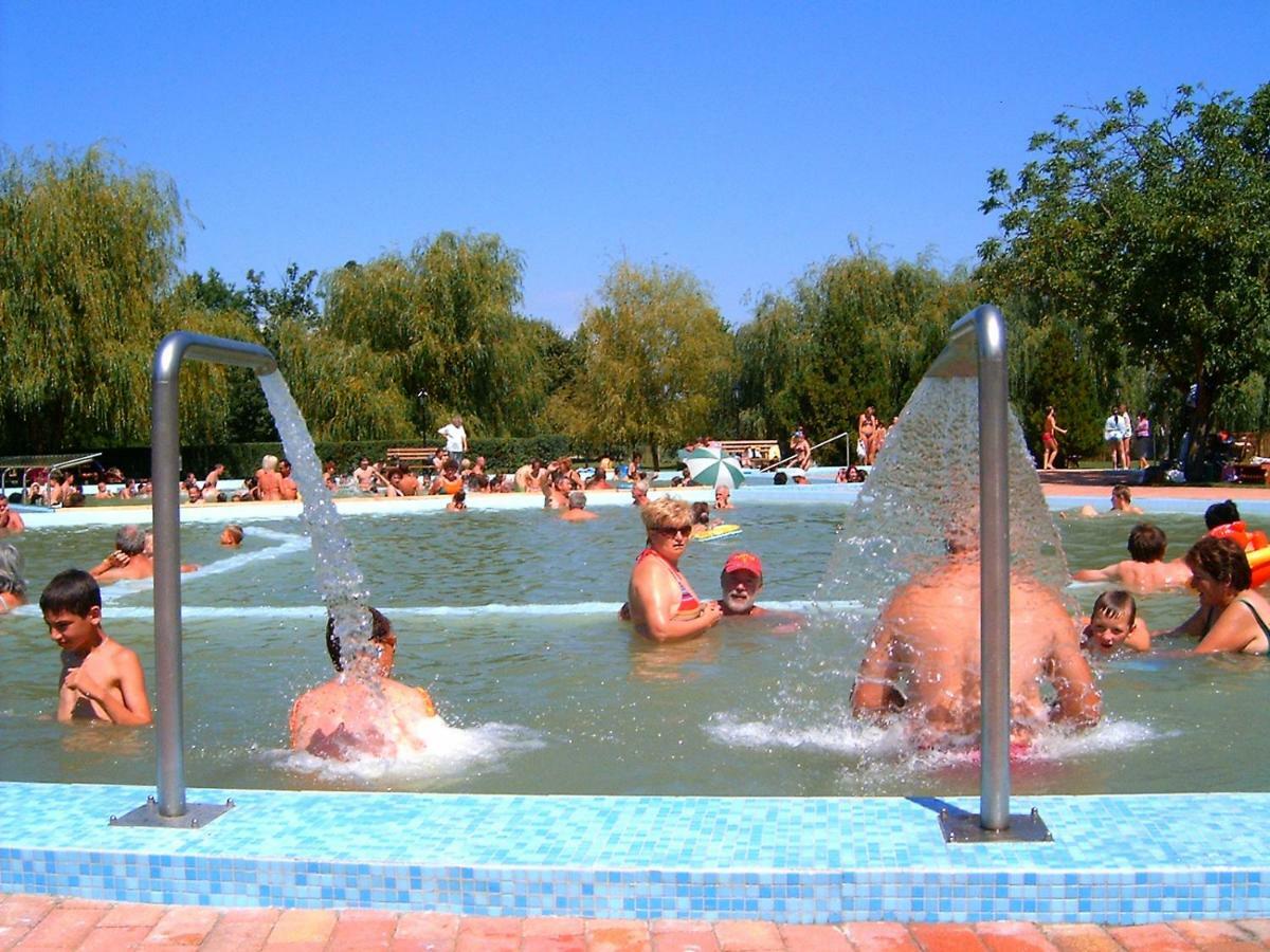 Dávod Hotel Fortuna מראה חיצוני תמונה