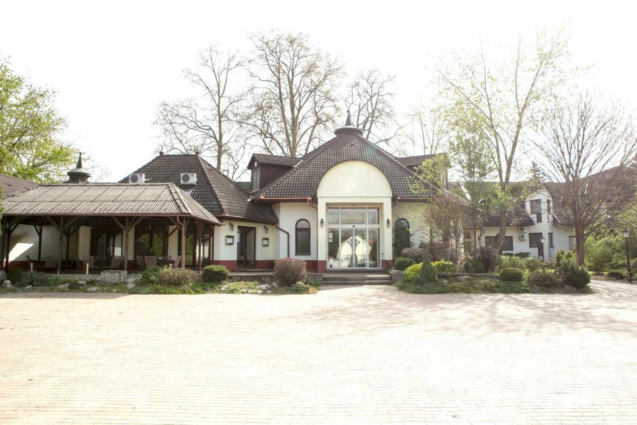 Dávod Hotel Fortuna מראה חיצוני תמונה